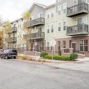 Laid Back 1br W Comfy Living And Bar Charlotte